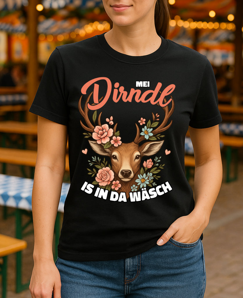 Oktoberfest Shirt – „Mei Dirndl is in da Wäsch“ | Lustiges Hirsch & Blumen Frauen Design