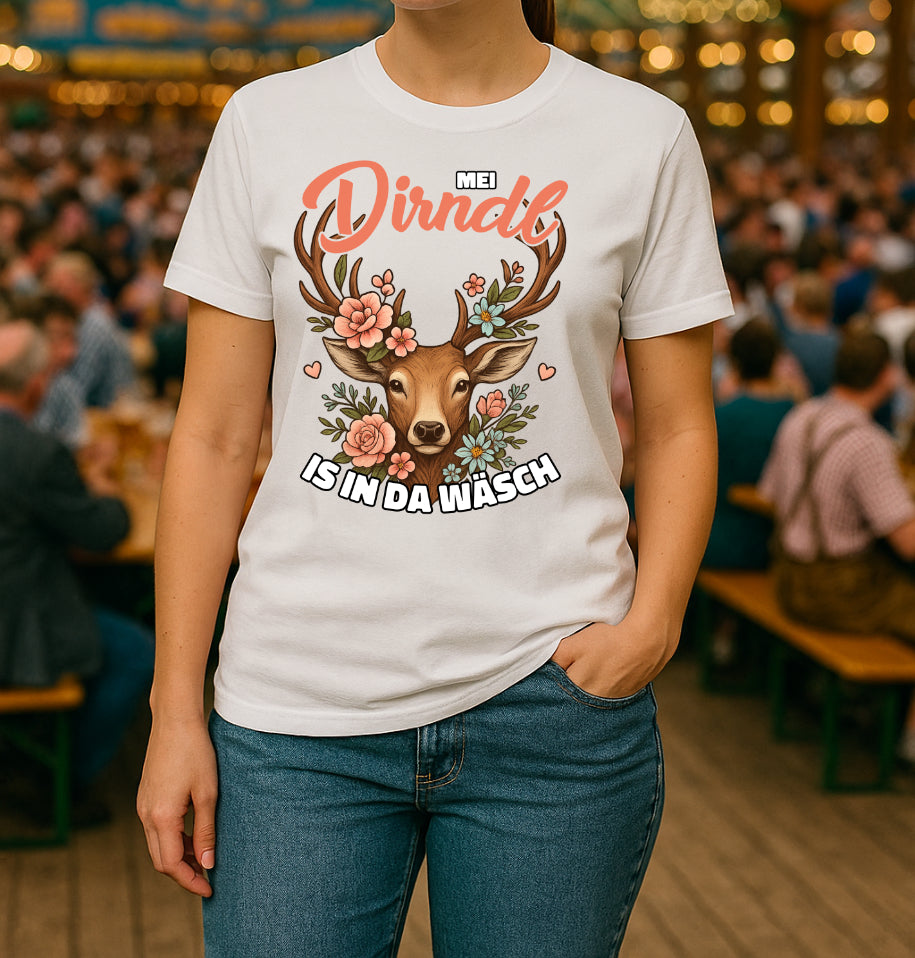 Oktoberfest Shirt – „Mei Dirndl is in da Wäsch“ | Lustiges Hirsch & Blumen Frauen Design