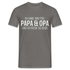 Papa und Opa - Habe 2 Titel - Papa und Opa und ich rocke sie beide T-Shirt - Graphit