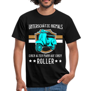 Unterschätze niemals einen alten Mann auf einem Roller T-Shirt - Schwarz