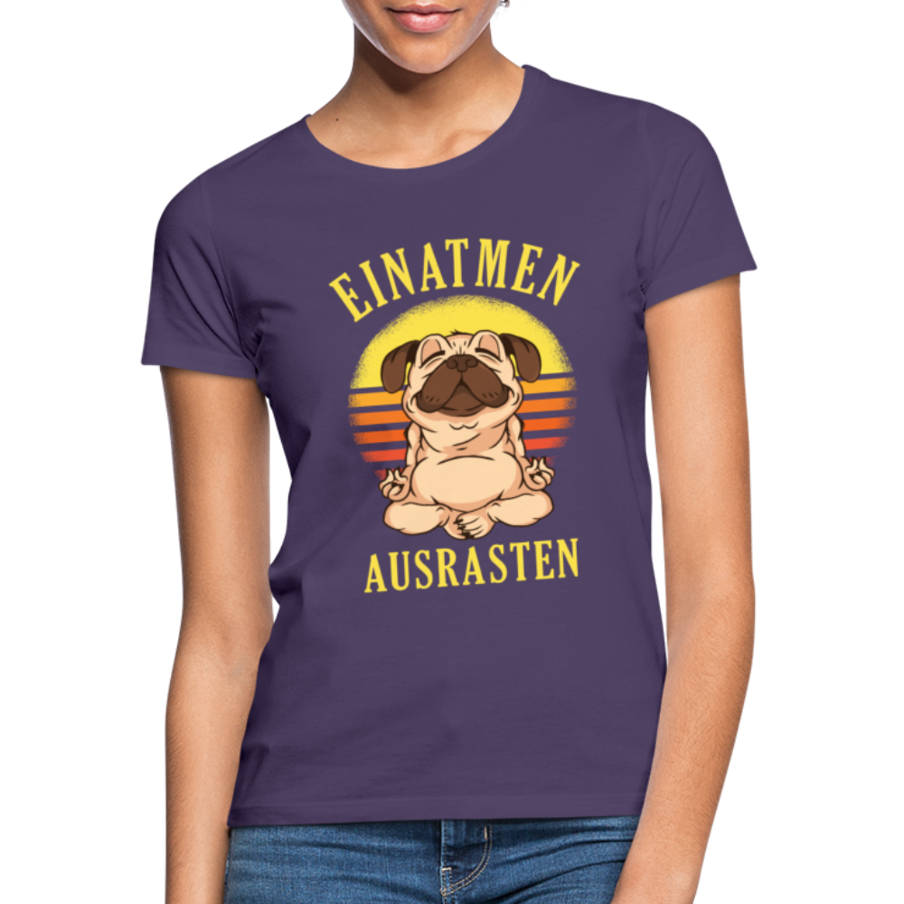 Mops Hund Yoga Einatmen Ausrasten Lustiges Frauen T-Shirt - Dunkellila