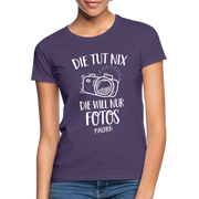 Fotografin Geschenk Die Tut Nix Die Will Nur Fotos machen Frauen T-Shirt - Dunkellila