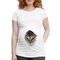 Süße Katze schaut durch zerrissenes Shirt Frauen Schwangerschafts-T-Shirt - Weiß