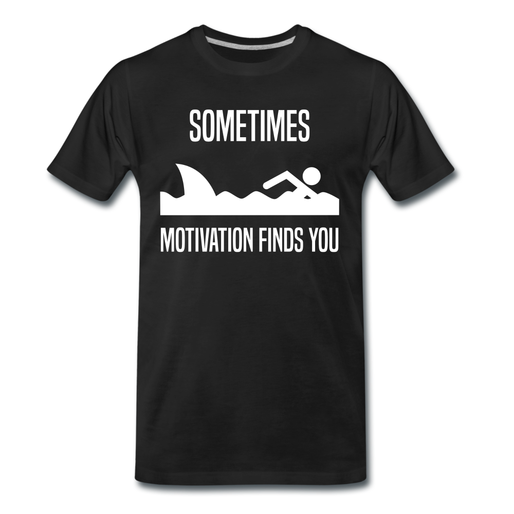 Lustige Motivation Sometimes Motivation finds you Premium T-Shirt - Schwarz
