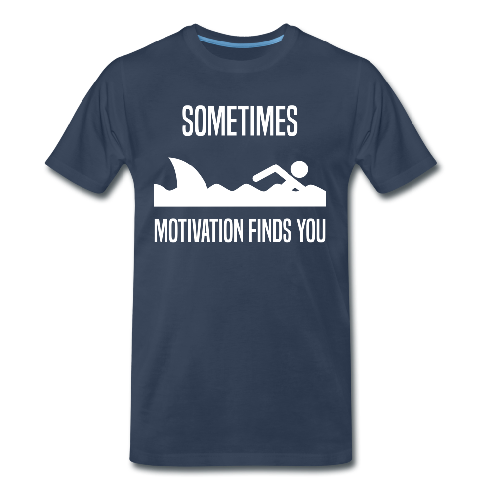 Lustige Motivation Sometimes Motivation finds you Premium T-Shirt - Navy