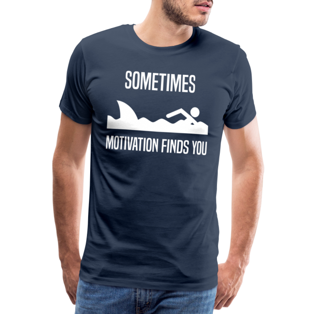 Lustige Motivation Sometimes Motivation finds you Premium T-Shirt - Navy