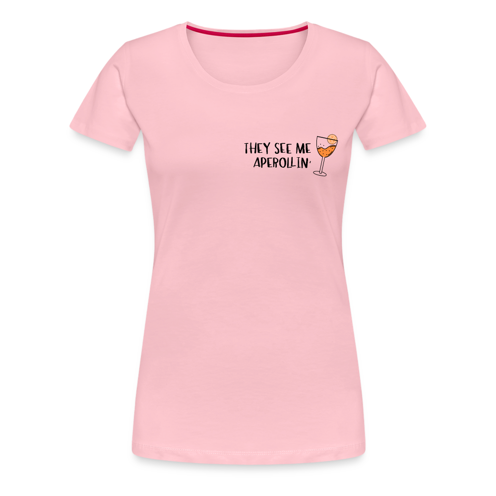 They see me Aperollin'. Sommergetränk 2022 Aperol Spritz Fan T-Shirt - Hellrosa