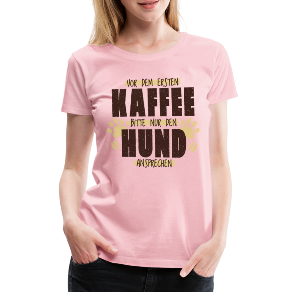 Kaffe und Hund Shirt Vor dem ersten Kaffee nur den Hund ansprechen Frauen Premium T-Shirt - Hellrosa