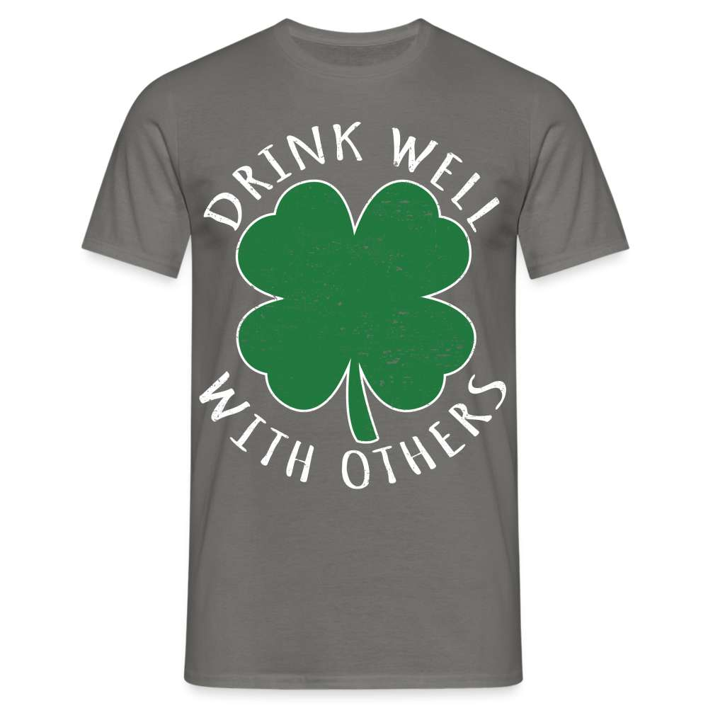 Drinks Well With Others St. Patrick's Day Lustiges Beer T-Shirt - Graphit